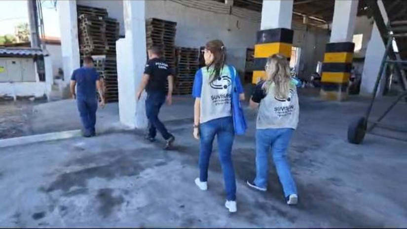 Imagem 1 - Um armazém, localizado na cidade de Grossos, foi interditado, na tarde desta quarta-feira (22), durante uma operação conjunta realizada pela polícia civil de Tibau, juntamente com a vigilância sanitária. Cerca de 1.600 pacotes de sal de um quilo, que estavam no local, foram apreendidos. Segundo as autoridades, a empresa não realizava o processo de iodização do sal, obrigatório por lei, colocando em risco a saúde dos consumidores. Além disso, o armazém também utilizava bobinas de outra empresa sem autorização. Imagem 1 - Um armazém, localizado na cidade de Grossos, foi interditado, na tarde desta quarta-feira (22), durante uma operação conjunta realizada pela polícia civil de Tibau, juntamente com a vigilância sanitária. Cerca de 1.600 pacotes de sal de um quilo, que estavam no local, foram apreendidos. Segundo as autoridades, a empresa não realizava o processo de iodização do sal, obrigatório por lei, colocando em risco a saúde dos consumidores. Além disso, o armazém também utilizava bobinas de outra empresa sem autorização.