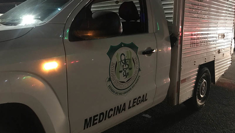 Imagem 1 - Dupla tenta assaltar lotérica em Alexandria, foge e acaba morta em confronto com a PM. O caso aconteceu nesta quinta-feira (23). Os assaltantes (um deles adolescente) não tiveram os nomes divulgados, mas ambos são do município de Mossoró. De acordo com o delegado Carlos Michel, a dupla foi contratada por uma terceira pessoa para assaltar a lotérica de Alexandria. No entanto, o assalto foi frustrado pela polícia militar. Os dois então fugiram para uma região de mata, sendo encontrados por volta das 22h30, em um sítio, próximo à cidade de Tenente Ananias. Quando os policiais tentaram abordá-los, eles reagiram atirando. Houve revide e os dois acabaram mortos em confronto. Ainda segundo o delegado, o mandante do assalto também foi preso por volta das 16h30 desta quinta. Imagem 1 - Dupla tenta assaltar lotérica em Alexandria, foge e acaba morta em confronto com a PM. O caso aconteceu nesta quinta-feira (23). Os assaltantes (um deles adolescente) não tiveram os nomes divulgados, mas ambos são do município de Mossoró. De acordo com o delegado Carlos Michel, a dupla foi contratada por uma terceira pessoa para assaltar a lotérica de Alexandria. No entanto, o assalto foi frustrado pela polícia militar. Os dois então fugiram para uma região de mata, sendo encontrados por volta das 22h30, em um sítio, próximo à cidade de Tenente Ananias. Quando os policiais tentaram abordá-los, eles reagiram atirando. Houve revide e os dois acabaram mortos em confronto. Ainda segundo o delegado, o mandante do assalto também foi preso por volta das 16h30 desta quinta.