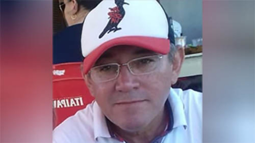 Imagem 1 - Mecânico é assassinado com cerca de cinco tiros no município de Apodi. Luiz Agenilson do Carmo, de 57 anos, conhecido como Luiz de Estelina, foi morto dentro da própria residência, localizada no bairro Lagoa Seca. O crime aconteceu por volta das 19h desta quinta-feira (23). Segundo informações da polícia militar, a vítima estava dentro de casa, quando dois suspeitos chegaram ao local em uma motocicleta, entraram e desferiram os disparos contra ela. A dupla fugiu em seguida. Ainda segundo a PM, Luiz não tinha passagem pelo sistema prisional. A polícia civil vai investigar o caso. Imagem 1 - Mecânico é assassinado com cerca de cinco tiros no município de Apodi. Luiz Agenilson do Carmo, de 57 anos, conhecido como Luiz de Estelina, foi morto dentro da própria residência, localizada no bairro Lagoa Seca. O crime aconteceu por volta das 19h desta quinta-feira (23). Segundo informações da polícia militar, a vítima estava dentro de casa, quando dois suspeitos chegaram ao local em uma motocicleta, entraram e desferiram os disparos contra ela. A dupla fugiu em seguida. Ainda segundo a PM, Luiz não tinha passagem pelo sistema prisional. A polícia civil vai investigar o caso.