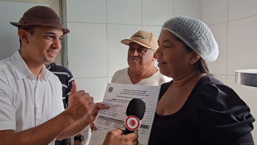 Imagem 1 - Com a certificação, a família vai poder beneficiar as frutas que produzem em sua propriedade de 15 hectares, agregando valor, e fornecer para qualquer supermercado do Brasil. "Vamos ajudar os vizinhos", diz dona Gerciana, ao lado do marido Fabiano, ao receber o certificado das mãos o prefeito Allyson Bezerra, neste domingo, 26, no Assentamento Favela, onde residem e trabalham na agricultura há mais de 30 anos. "A Prefeitura de Mossoró é a primeira do País a reunir condições técnicas, reconhecidas pelo Ministério da Agricultura do Governo Federal, para emitir este certificado a agroindústria de alimentos de origem vegetal", destaca o prefeito Allyson Bezerra. "Estou muito feliz", diz Fabiano, que tem 6 filhos, 4 na faculdade. Imagem 1 - Com a certificação, a família vai poder beneficiar as frutas que produzem em sua propriedade de 15 hectares, agregando valor, e fornecer para qualquer supermercado do Brasil. "Vamos ajudar os vizinhos", diz dona Gerciana, ao lado do marido Fabiano, ao receber o certificado das mãos o prefeito Allyson Bezerra, neste domingo, 26, no Assentamento Favela, onde residem e trabalham na agricultura há mais de 30 anos. "A Prefeitura de Mossoró é a primeira do País a reunir condições técnicas, reconhecidas pelo Ministério da Agricultura do Governo Federal, para emitir este certificado a agroindústria de alimentos de origem vegetal", destaca o prefeito Allyson Bezerra. "Estou muito feliz", diz Fabiano, que tem 6 filhos, 4 na faculdade.