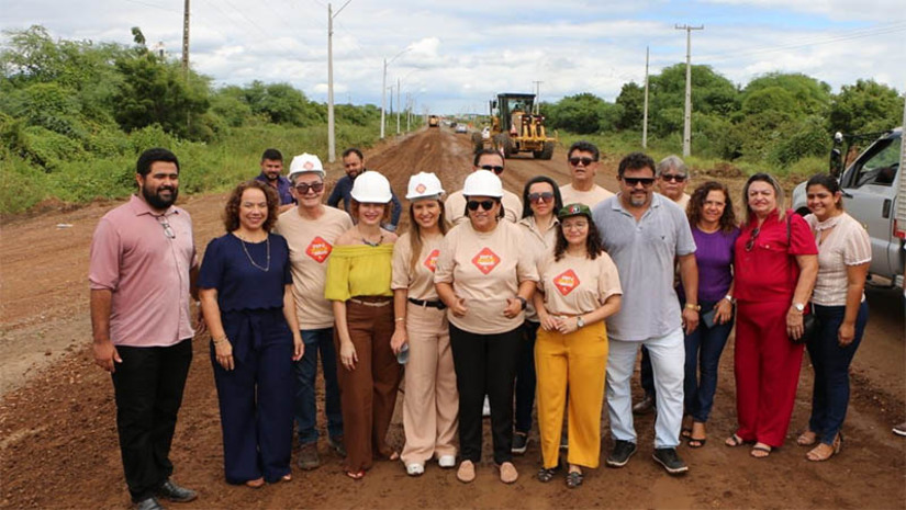 Imagem 1 - Fátima visita obras de recuperação da RN 117, entre Governador e Mossoró. Com 34 km de extensão, o trecho é o primeiro a ser iniciado entre os 33 licitados pela Secretaria de Estado da Infraestrutura (SIN/RN) no Programa de Restauração de Rodovias. A governadora Fátima Bezerra enalteceu o andamento das obras e disse que a obra tem a vocação de promover o desenvolvimento econômico da região contemplada. “Não é numa região qualquer, toda essa região movimenta grande parte da economia do Rio Grande do Norte. Ela tem uma influência do ponto de vista da geopolítica econômica do Estado. Afinal de contas, é em Mossoró, Baraúna, que estão o petróleo, o gás, a fruticultura e o turismo”, disse ela. Imagem 1 - Fátima visita obras de recuperação da RN 117, entre Governador e Mossoró. Com 34 km de extensão, o trecho é o primeiro a ser iniciado entre os 33 licitados pela Secretaria de Estado da Infraestrutura (SIN/RN) no Programa de Restauração de Rodovias. A governadora Fátima Bezerra enalteceu o andamento das obras e disse que a obra tem a vocação de promover o desenvolvimento econômico da região contemplada. “Não é numa região qualquer, toda essa região movimenta grande parte da economia do Rio Grande do Norte. Ela tem uma influência do ponto de vista da geopolítica econômica do Estado. Afinal de contas, é em Mossoró, Baraúna, que estão o petróleo, o gás, a fruticultura e o turismo”, disse ela.
