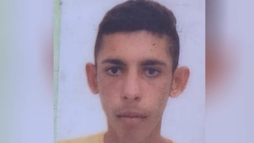 Imagem 1 - Jovem é assassinado a tiros em via pública no acesso ao conjunto Abolição V, em Mossoró. O crime aconteceu por volta das 11h desta quarta-feira (29). A vítima foi identificada como Lucas Paulo Gomes de Oliveira, de 19 anos. De acordo com informações da polícia militar, o jovem, que trafegava em uma motoneta, foi surpreendido por homens armados, que desferiram vários disparos contra ele. Os peritos do Itep confirmaram que, pelo menos, duas pessoas participaram do crime, visto que no local foram encontrados vestígios de munições de dois calibres diferentes. Imagem 1 - Jovem é assassinado a tiros em via pública no acesso ao conjunto Abolição V, em Mossoró. O crime aconteceu por volta das 11h desta quarta-feira (29). A vítima foi identificada como Lucas Paulo Gomes de Oliveira, de 19 anos. De acordo com informações da polícia militar, o jovem, que trafegava em uma motoneta, foi surpreendido por homens armados, que desferiram vários disparos contra ele. Os peritos do Itep confirmaram que, pelo menos, duas pessoas participaram do crime, visto que no local foram encontrados vestígios de munições de dois calibres diferentes.