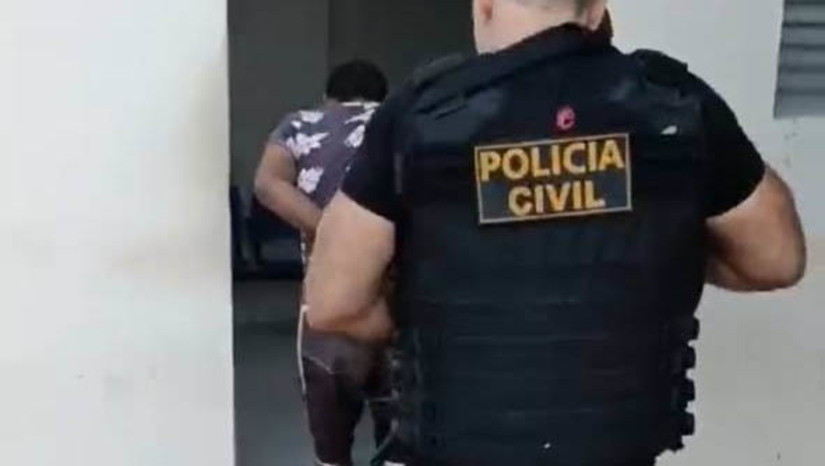 Imagem 1 - Suspeito de matar “Tutu Vaqueiro” após lhe pedir um copo de água é preso em Pau dos Ferros. A prisão do suspeito, um homem de 33 anos, aconteceu nesta quarta-feira (29). O crime aconteceu no dia 7 de abril deste ano, por volta das 21 horas, em Pau dos Ferros. Segundo as investigações, Francinaldo Severino Silva Oliveira, o “Tutu Vaqueiro” foi brutalmente assassinado em sua própria residência. O autor do crime teria se aproximado da vítima, iniciado uma conversa amigável, solicitado um copo de água e, em seguida, desferido um disparo fatal. A polícia ainda investiga a motivação e quem teria sido o mandante do crime. Imagem 1 - Suspeito de matar “Tutu Vaqueiro” após lhe pedir um copo de água é preso em Pau dos Ferros. A prisão do suspeito, um homem de 33 anos, aconteceu nesta quarta-feira (29). O crime aconteceu no dia 7 de abril deste ano, por volta das 21 horas, em Pau dos Ferros. Segundo as investigações, Francinaldo Severino Silva Oliveira, o “Tutu Vaqueiro” foi brutalmente assassinado em sua própria residência. O autor do crime teria se aproximado da vítima, iniciado uma conversa amigável, solicitado um copo de água e, em seguida, desferido um disparo fatal. A polícia ainda investiga a motivação e quem teria sido o mandante do crime.