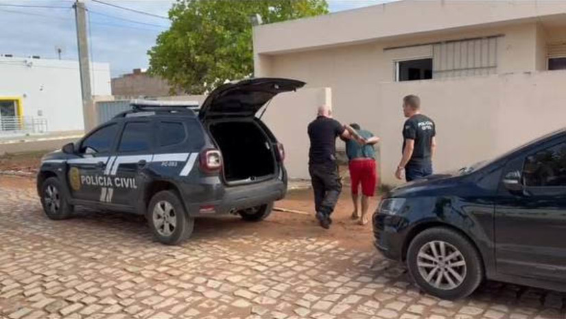 Imagem 1 - Polícia Civil prende em Serra do Mel suspeito de latrocínio ocorrido entre Japi e Santa Cruz. Marcos Gomes da Silva, de 29 anos, foi preso nesta sexta-feira (31). Ele responde a crime de latrocínio ocorrido no ano de 2019, numa estrada carroçável entre as cidades de Japi e Santa Cruz. Na ocasião, ele e outros comparsas mataram um homem e roubaram seu veículo. Os policiais das cidades de Serra do Mel e Areia Branca chegaram até o suspeito após uma denúncia anônima. Ao ser abordado, dentro de uma residência, ele não esboçou reação. Imagem 1 - Polícia Civil prende em Serra do Mel suspeito de latrocínio ocorrido entre Japi e Santa Cruz. Marcos Gomes da Silva, de 29 anos, foi preso nesta sexta-feira (31). Ele responde a crime de latrocínio ocorrido no ano de 2019, numa estrada carroçável entre as cidades de Japi e Santa Cruz. Na ocasião, ele e outros comparsas mataram um homem e roubaram seu veículo. Os policiais das cidades de Serra do Mel e Areia Branca chegaram até o suspeito após uma denúncia anônima. Ao ser abordado, dentro de uma residência, ele não esboçou reação.