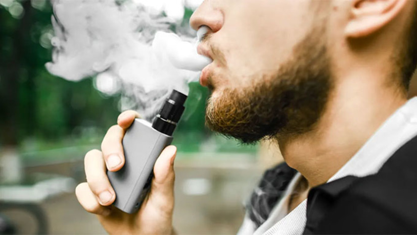 Imagem 1 - Por meio de linguagem jovem, a campanha de prevenção ao uso de cigarros eletrônicos visa promover uma mudança de comportamento, além de proteger as novas gerações dos perigos do uso do tabaco, alertando sobre as táticas da indústria para atrair crianças e adolescentes, com interesse em garantir e ampliar seu mercado consumidor. Dados apresentados pelo ministério indicam que crianças e adolescentes que usam cigarros eletrônicos têm pelo menos duas vezes mais probabilidade de fumar cigarros mais tarde na vida. O mote da campanha é o Dia Mundial Sem Tabaco 2024, lembrado nesta sexta-feira (31) e que, este ano, tem como tema Proteção das crianças contra a interferência da indústria do tabaco. Imagem 1 - Por meio de linguagem jovem, a campanha de prevenção ao uso de cigarros eletrônicos visa promover uma mudança de comportamento, além de proteger as novas gerações dos perigos do uso do tabaco, alertando sobre as táticas da indústria para atrair crianças e adolescentes, com interesse em garantir e ampliar seu mercado consumidor. Dados apresentados pelo ministério indicam que crianças e adolescentes que usam cigarros eletrônicos têm pelo menos duas vezes mais probabilidade de fumar cigarros mais tarde na vida. O mote da campanha é o Dia Mundial Sem Tabaco 2024, lembrado nesta sexta-feira (31) e que, este ano, tem como tema Proteção das crianças contra a interferência da indústria do tabaco.