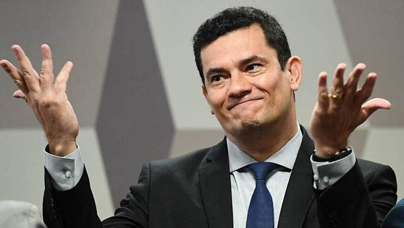 Imagem 1 -  [COLUNA ESPLANADA] A absolvição do senador Sergio Moro (União-PR) no TSE abriu crise em diferentes partidos, para bolsonaristas locais e para o governador do Paraná, Ratinho Jr (PSD). Jair Bolsonaro fora alertado por aliados que, se não declarasse a impossibilidade da candidatura de um aliado, em eventual eleição suplementar para a vaga, o PT iria trabalhar a favor do ex-juiz, no melhor estilo “ruim com Moro, pior sem ele”. O cenário pós-absolvição desenhou-se assim: Deltan Dalagnol, ex-deputado federal cassado, ainda tentará viabilidade da candidatura a prefeito de Curitiba. Moro pode sair a governador. O bolsonarista Paulo Martins, que ficou em 2º lugar, pressionou o PL pela ação na Justiça, e vai ficar na sombra sem apoio dos aliados de Brasília. E o governador Ratinho se fez de surdo e cego, mas a inércia política no caso o fez perder a oportunidade de se posicionar melhor para a sua sucessão e para disputar o Senado.