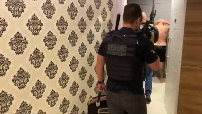 Imagem 1 -  “Intocáveis”: justiça bloqueia R$ 35 milhões em bens de casal ligado ao tráfico interestadual de drogas. A operação foi deflagrada na manhã desta segunda-feira (3), pela equipe da Denarc de Natal, e resultou na prisão de dez suspeitos ligados ao tráfico interestadual de drogas, entre eles, um casal milionário, responsável pela distribuição de drogas e que liderava a organização criminosa. A prisão dos dois aconteceu no Estado de Santa Catarina. As investigações, que se iniciaram há mais de seis meses, apuram os crimes de tráfico de drogas interestadual, organização criminosa, comércio ilegal de arma de fogo e lavagem de dinheiro. Além das prisões, a polícia civil conseguiu na justiça o bloqueio de valores que superam os R$35 milhões, além do sequestro de cinco imóveis de alto padrão, duas lanchas, jóias, armas e dois veículos de luxo. 