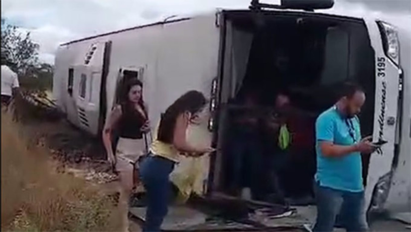 Imagem 1 - O veículo, que havia saído de Caicó com destino a Natal, sofreu o incidente por volta das 11h, na “Curva do Manhoso”, na BR-427, no final da manhã desta segunda- feira (03), entre Caicó e Jardim do Seridó. No momento, o ônibus estava com 32 passageiros a bordo. Um vídeo que circula nas redes sociais, mostra passageiros saindo do veículo com bagagens pelo pára-brisa frontal. Em nota, A Associação das Empresas de Transporte Intermunicipais de Passageiros do RN (Transpasse) informou que a Viação Jardinense está prestando toda assistência aos passageiros. Não há informações de feridos graves. Imagem 1 - O veículo, que havia saído de Caicó com destino a Natal, sofreu o incidente por volta das 11h, na “Curva do Manhoso”, na BR-427, no final da manhã desta segunda- feira (03), entre Caicó e Jardim do Seridó. No momento, o ônibus estava com 32 passageiros a bordo. Um vídeo que circula nas redes sociais, mostra passageiros saindo do veículo com bagagens pelo pára-brisa frontal. Em nota, A Associação das Empresas de Transporte Intermunicipais de Passageiros do RN (Transpasse) informou que a Viação Jardinense está prestando toda assistência aos passageiros. Não há informações de feridos graves.