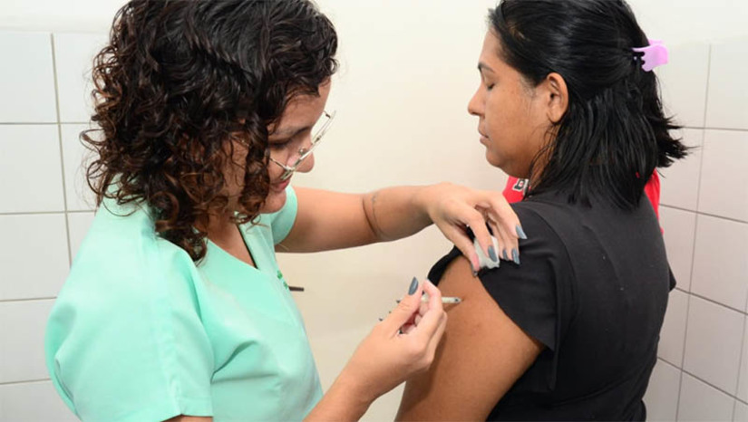 Imagem 1 - A imunização está liberada para o público acima dos seis meses em todas as Unidades Básicas de Saúde e pontos extras. A vacina protege contra a Influenza A (H1N1), Influenza A (H3N2) e Influenza B. Em Mossoró, o imunizante pode ser encontrado nas Unidades Básicas de Saúde, de segunda a sexta-feira, das 7h às 11h e das 13h às 17h. Imagem 1 - A imunização está liberada para o público acima dos seis meses em todas as Unidades Básicas de Saúde e pontos extras. A vacina protege contra a Influenza A (H1N1), Influenza A (H3N2) e Influenza B. Em Mossoró, o imunizante pode ser encontrado nas Unidades Básicas de Saúde, de segunda a sexta-feira, das 7h às 11h e das 13h às 17h.