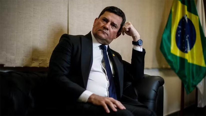 Imagem 1 - Moro vira réu no STF por calúnia contra o ministro Gilmar Mendes. A denúncia do Ministério Público Federal (MPF) foi recebida pela Primeira Turma do Supremo Tribunal Federal (STF), nesta terça-feira (4). O senador teria atribuído falsamente ao ministro a prática do crime de corrupção passiva, relacionado à concessão de habeas corpus. Ao votar pelo recebimento da denúncia, a ministra Cármen Lúcia afirmou que, de acordo com os autos, a declaração foi dada na presença de várias pessoas, de forma livre e consciente e com conhecimento de que estava sendo gravada. Imagem 1 - Moro vira réu no STF por calúnia contra o ministro Gilmar Mendes. A denúncia do Ministério Público Federal (MPF) foi recebida pela Primeira Turma do Supremo Tribunal Federal (STF), nesta terça-feira (4). O senador teria atribuído falsamente ao ministro a prática do crime de corrupção passiva, relacionado à concessão de habeas corpus. Ao votar pelo recebimento da denúncia, a ministra Cármen Lúcia afirmou que, de acordo com os autos, a declaração foi dada na presença de várias pessoas, de forma livre e consciente e com conhecimento de que estava sendo gravada.