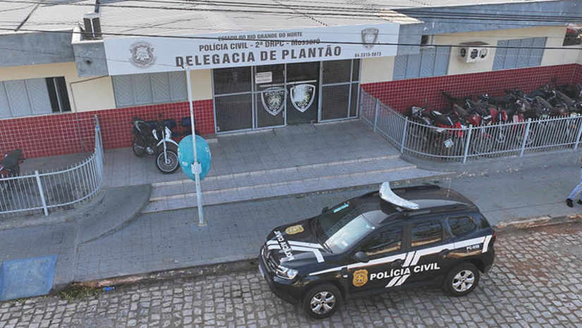 Imagem 1 - Idoso de 62 anos é preso suspeito de importunação sexual e ameaça em Assú. O homem, cujo nome não foi divulgado pela polícia civil, na noite desta terça-feira (6), após importunar sexualmente uma uma mulher e tentar importunar crianças que estavam participando de uma quermesse junina, no município de Assú. De acordo com a delegada Cristiane Magalhães, que recebeu a ocorrência na delegacia de plantão de Mossoró, o idoso, que estava extremamente embriagado, ainda ameaçou de morte uma segunda mulher, quando esta tentou defender a vítima da importunação, e ainda desacatou a autoridade policial, quando foi abordado. Imagem 1 - Idoso de 62 anos é preso suspeito de importunação sexual e ameaça em Assú. O homem, cujo nome não foi divulgado pela polícia civil, na noite desta terça-feira (6), após importunar sexualmente uma uma mulher e tentar importunar crianças que estavam participando de uma quermesse junina, no município de Assú. De acordo com a delegada Cristiane Magalhães, que recebeu a ocorrência na delegacia de plantão de Mossoró, o idoso, que estava extremamente embriagado, ainda ameaçou de morte uma segunda mulher, quando esta tentou defender a vítima da importunação, e ainda desacatou a autoridade policial, quando foi abordado.
