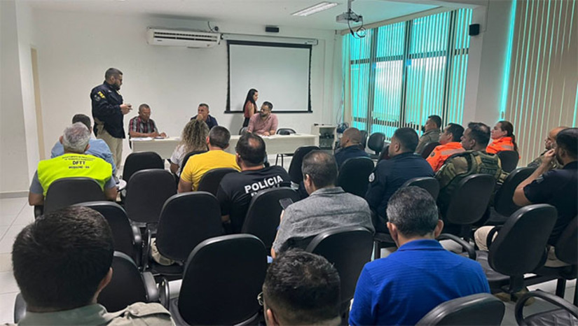 Imagem 1 - O encontro aconteceu na manhã desta quarta-feira (5), no auditório do Previ, e teve como objetivo avaliar os pontos do “Pingo da Mei Dia”, além de traçar estratégias que visem garantir a segurança do público durante todos os dias de evento. Durante o encontro, foi feito um balanço da atuação das forças de segurança na abertura do evento. Além disso, também foram traçadas estratégias prévias de aperfeiçoamento de pontos chaves e que atendam a cobertura de segurança no decorrer do evento e no desenvolvimento das atividades, com respostas cada vez mais rápidas e eficazes. Imagem 1 - O encontro aconteceu na manhã desta quarta-feira (5), no auditório do Previ, e teve como objetivo avaliar os pontos do “Pingo da Mei Dia”, além de traçar estratégias que visem garantir a segurança do público durante todos os dias de evento. Durante o encontro, foi feito um balanço da atuação das forças de segurança na abertura do evento. Além disso, também foram traçadas estratégias prévias de aperfeiçoamento de pontos chaves e que atendam a cobertura de segurança no decorrer do evento e no desenvolvimento das atividades, com respostas cada vez mais rápidas e eficazes.