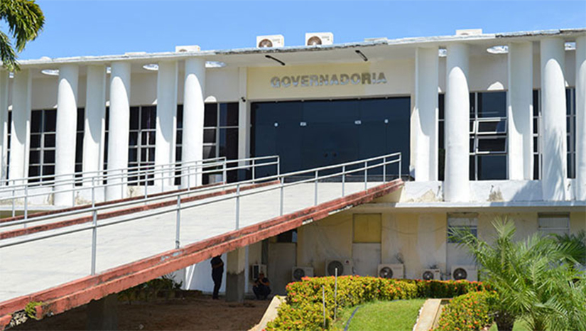 Imagem 1 - O documento, assinado pela procuradora-geral de Justiça, Elaine Cardoso, foi publicado na edição desta terça-feira (4) do Diário Oficial do Estado (DOE) e dá prazo de 90 dias para o cumprimento das medidas. Entre as recomendações, o Ministério Público orienta que o governo elimine o excedente de gastos com pessoal em pelo menos 10% por ano, suspenda a criação de cargos, não aumente salários e não realize concursos públicos. O objetivo é alcançar o percentual de 53,45% da receita corrente líquida ao final do exercício financeiro de 2024. Imagem 1 - O documento, assinado pela procuradora-geral de Justiça, Elaine Cardoso, foi publicado na edição desta terça-feira (4) do Diário Oficial do Estado (DOE) e dá prazo de 90 dias para o cumprimento das medidas. Entre as recomendações, o Ministério Público orienta que o governo elimine o excedente de gastos com pessoal em pelo menos 10% por ano, suspenda a criação de cargos, não aumente salários e não realize concursos públicos. O objetivo é alcançar o percentual de 53,45% da receita corrente líquida ao final do exercício financeiro de 2024.