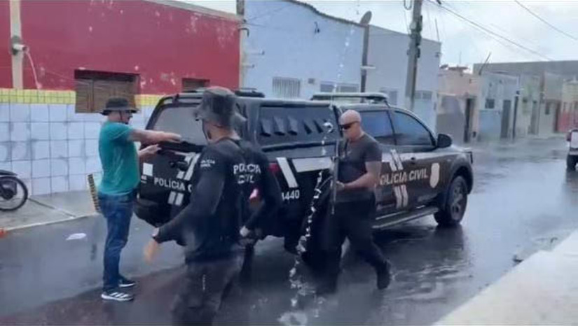 Imagem 1 - Dono de “boca de fumo” é preso pela polícia civil em Areia Branca. Romário Rivelino Gonzaga da Silva, de 29 anos, foi preso nesta quarta-feira (5), em flagrante, pelo crime de tráfico de drogas. Contra ele também havia um mandado de prisão pelo crime de associação para o tráfico. Ele foi preso no momento em que vendia drogas para um homem. Na ocasião, os policiais constataram que o suspeito mantinha a "boca de fumo" próximo ao imóvel onde residia com sua companheira, sendo encontradas drogas e sacos para embalagem no local. Também foi apreendido um pote de vidro contendo uma quantidade de substância entorpecente pronta para comércio ilícito. Imagem 1 - Dono de “boca de fumo” é preso pela polícia civil em Areia Branca. Romário Rivelino Gonzaga da Silva, de 29 anos, foi preso nesta quarta-feira (5), em flagrante, pelo crime de tráfico de drogas. Contra ele também havia um mandado de prisão pelo crime de associação para o tráfico. Ele foi preso no momento em que vendia drogas para um homem. Na ocasião, os policiais constataram que o suspeito mantinha a "boca de fumo" próximo ao imóvel onde residia com sua companheira, sendo encontradas drogas e sacos para embalagem no local. Também foi apreendido um pote de vidro contendo uma quantidade de substância entorpecente pronta para comércio ilícito.