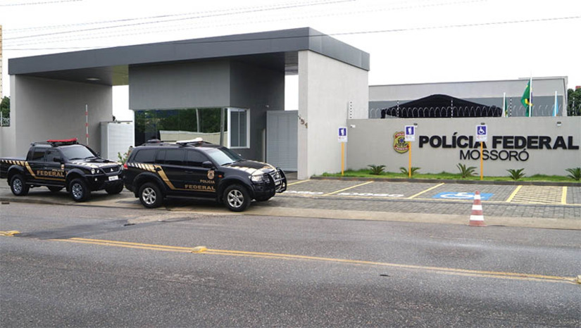 Imagem 1 - Empresário suspeito de tráfico de drogas é preso ao desembarcar no aeroporto de Mossoró. A prisão do empresário, de 38 anos, aconteceu nesta quarta-feira (5). A ação se deu motivada pelo cumprimento de um mandado de prisão preventiva expedido pelo Tribunal de Justiça do estado do Rio Grande do Norte, Vara única da Comarca de Almino Afonso, pesando contra ele, a suspeita de envolvimento com o tráfico de drogas. No momento em que foi abordado pelos policiais federais, o acusado não esboçou qualquer reação e, após tomar conhecimento do teor da ordem judicial, seguiu sob escolta para a sede da Delegacia da PF. Imagem 1 - Empresário suspeito de tráfico de drogas é preso ao desembarcar no aeroporto de Mossoró. A prisão do empresário, de 38 anos, aconteceu nesta quarta-feira (5). A ação se deu motivada pelo cumprimento de um mandado de prisão preventiva expedido pelo Tribunal de Justiça do estado do Rio Grande do Norte, Vara única da Comarca de Almino Afonso, pesando contra ele, a suspeita de envolvimento com o tráfico de drogas. No momento em que foi abordado pelos policiais federais, o acusado não esboçou qualquer reação e, após tomar conhecimento do teor da ordem judicial, seguiu sob escolta para a sede da Delegacia da PF.