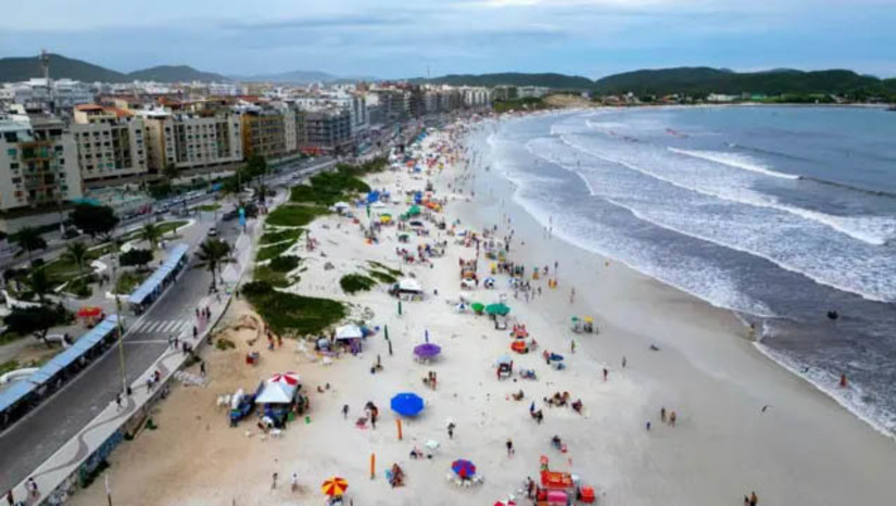 Imagem 1 -  [COLUNA ESPLANADA] O polêmico debate sobre a PEC 3/2022, a chamada PEC de Privatização das Praias, ultrapassou o âmbito político e chegou ao da soberania nacional. Enquanto seus defensores apontam apenas a derrubada de taxas da União e laudêmio da Marinha, há além da oposição os que apontam brechas no texto para, caso aprovada, propriedades confrontantes de faixa de areia requererem acesso restrito ao quebra-mar. O fator novo é que, discretamente, autoridades da Marinha e da Polícia Federal já fazem chegar ao Congresso Nacional que há risco de criação de mini portos privados, na costa e em ilhas, que podem se tornar ponto de embarque e desembarque para tráfico de armas e drogas, onde a fiscalização seria inexistente. Ou seja, descontrole total.