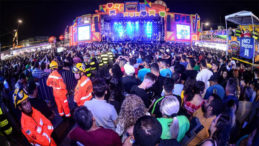 Imagem 1 - MCJ: público não poderá entrar com cooler, bolsa térmica ou balde para bebidas na Estação. No Polo Estação das Artes, onde ocorrerão os grandes shows a partir desta quinta-feira (6), será permitido entrar com bebidas em latas ou acondicionadas em garrafas PET. Ao todo, serão 9 entradas para o folião acessar o circuito do evento com mais conforto e rapidez. Todas as entradas terão revista e sistema de reconhecimento facial. Os portões estarão abertos a partir das 18h. Imagem 1 - MCJ: público não poderá entrar com cooler, bolsa térmica ou balde para bebidas na Estação. No Polo Estação das Artes, onde ocorrerão os grandes shows a partir desta quinta-feira (6), será permitido entrar com bebidas em latas ou acondicionadas em garrafas PET. Ao todo, serão 9 entradas para o folião acessar o circuito do evento com mais conforto e rapidez. Todas as entradas terão revista e sistema de reconhecimento facial. Os portões estarão abertos a partir das 18h.