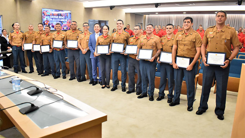 Imagem 1 -  Foram homenageados nesta quinta-feira (6) em sessão solene na Assembleia Legislativa potiguar o s doze militares do Corpo de Bombeiros do Rio Grande do Norte (CBM/RN) que participaram da missão ao Rio Grande do Sul. A solenidade, proposta pelo deputado Neilton Diógenes (PP), reconheceu a bravura dos profissionais que auxiliaram as vítimas das enchentes. O comandante do CBM/RN, Coronel Monteiro, informou que os bombeiros Potiguares foram importantes nas ações de salvamento aquático e na busca e resgastes aos sobreviventes.