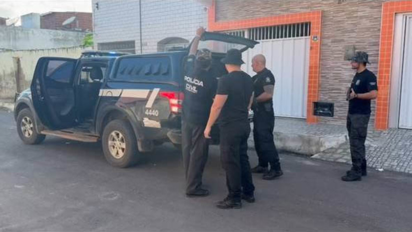 Imagem 1 - Suspeito de roubar joias avaliadas em R$ 200 mil é preso em Areia Branca. As joias foram roubadas de um comerciante do município. Ubiratan Saldanha da Silva, de 32 anos, foi preso nesta quinta-feira (5), na comunidade Pedrinhas, onde estava escondido. Ao ser abordado pelos policiais, ele ofereceu resistência à prisão e ainda tentou fugir pelos fundos do imóvel, onde foi localizado, porém, acabou sendo capturado. A polícia civil dará continuidade às investigações para identificar o outro envolvido no roubo. Imagem 1 - Suspeito de roubar joias avaliadas em R$ 200 mil é preso em Areia Branca. As joias foram roubadas de um comerciante do município. Ubiratan Saldanha da Silva, de 32 anos, foi preso nesta quinta-feira (5), na comunidade Pedrinhas, onde estava escondido. Ao ser abordado pelos policiais, ele ofereceu resistência à prisão e ainda tentou fugir pelos fundos do imóvel, onde foi localizado, porém, acabou sendo capturado. A polícia civil dará continuidade às investigações para identificar o outro envolvido no roubo.