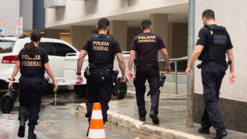 Imagem 1 - “Lesa Pátria”: PF deflagra nova fase da operação e prende 49 envolvidos nos ataques do 8 de janeiro. Nesta quinta-feira (6), a Polícia Federal está realizando diligências em 18 estados e no DF, para a captura de investigados e condenados vinculados aos atos golpistas de 8 de janeiro de 2023. Segundo a PF, mais de duas centenas de réus, deliberadamente, descumpriram medidas cautelares judiciais ou ainda fugiram para outros países, com o objetivo de se furtarem da aplicação da lei penal. Imagem 1 - “Lesa Pátria”: PF deflagra nova fase da operação e prende 49 envolvidos nos ataques do 8 de janeiro. Nesta quinta-feira (6), a Polícia Federal está realizando diligências em 18 estados e no DF, para a captura de investigados e condenados vinculados aos atos golpistas de 8 de janeiro de 2023. Segundo a PF, mais de duas centenas de réus, deliberadamente, descumpriram medidas cautelares judiciais ou ainda fugiram para outros países, com o objetivo de se furtarem da aplicação da lei penal.