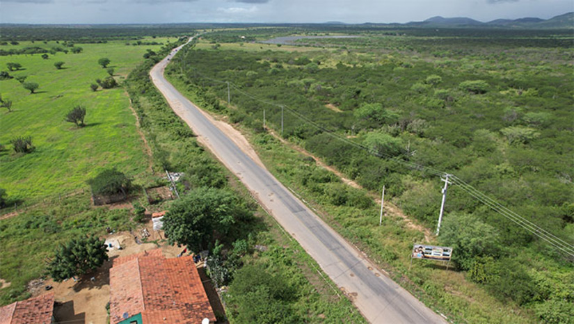 Imagem 1 -  Fala da Governadora Fatima Bezerra foi durante visita ao canteiros de obras na rota do turismo e da produção agrícola no interior do Estado: RN 120 São Paulo do Potengi e RN 093 em Santo Antônio. O investimento nesta região é de R$ 38,7 milhões, recursos do empréstimo feito pelo governo do Estado no âmbito do Plano de Equilíbrio Fiscal. Os trechos são os das RNs  093 (Passa e Fica/Santo Antônio) e 269 (Passa e Fica/Serra de São Bento); e os das RNs 120 (São Paulo do Potengi ao entroncamento da BR-304) e 203 (São Paulo do Potengi a São Tomé). Foto: Humberto Sales