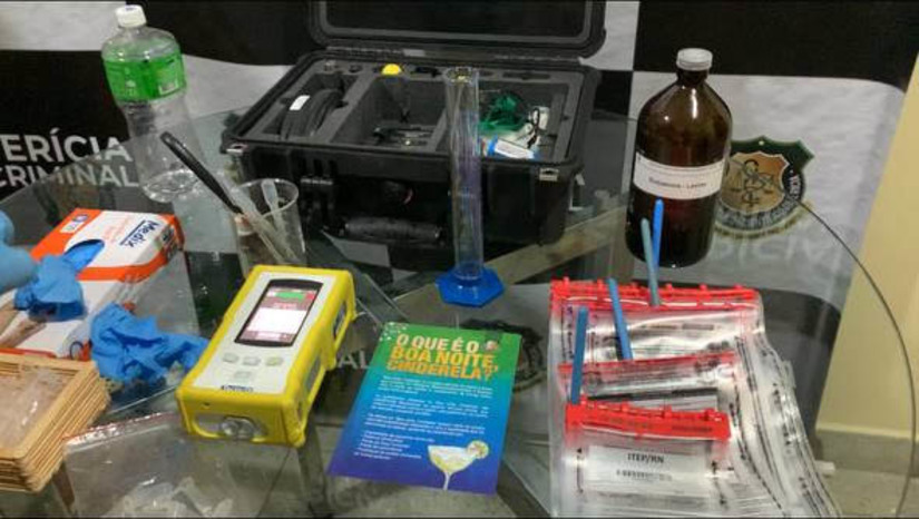 Imagem 1 - Perito do Itep alerta para cuidados com o golpe “Boa Noite, Cinderela”. Neste ano de 2024 o Instituto Técnico-Científico de Perícia também está atuando em conjunto com as forças de segurança durante o Mossoró Cidade Junina. O órgão está com um laboratório forense, no circuito do evento, fazendo a análise instantânea de entorpecentes que são apreendidos durante as festas, bem como com equipes circulando para conscientizar as pessoas sobre os cuidados para não cair no golpe conhecido como “Boa Noite Cinderela”. Imagem 1 - Perito do Itep alerta para cuidados com o golpe “Boa Noite, Cinderela”. Neste ano de 2024 o Instituto Técnico-Científico de Perícia também está atuando em conjunto com as forças de segurança durante o Mossoró Cidade Junina. O órgão está com um laboratório forense, no circuito do evento, fazendo a análise instantânea de entorpecentes que são apreendidos durante as festas, bem como com equipes circulando para conscientizar as pessoas sobre os cuidados para não cair no golpe conhecido como “Boa Noite Cinderela”.
