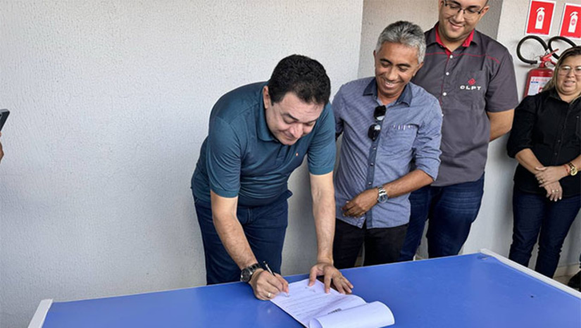 Imagem 1 -  Esta iniciativa faz parte de um esforço contínuo da administração municipal para melhorar a qualidade de vida dos moradores e facilitar a mobilidade urbana na região.  Além do asfaltamento das ruas da Vila Brasília, Bibiano também autorizou projetos de pavimentação de estradas vicinais, que abrangem um total de 57 quilômetros. Essas estradas são essenciais para a conexão entre as vilas do município e para o escoamento da produção agrícola local, um dos pilares da economia de Serra do Mel.