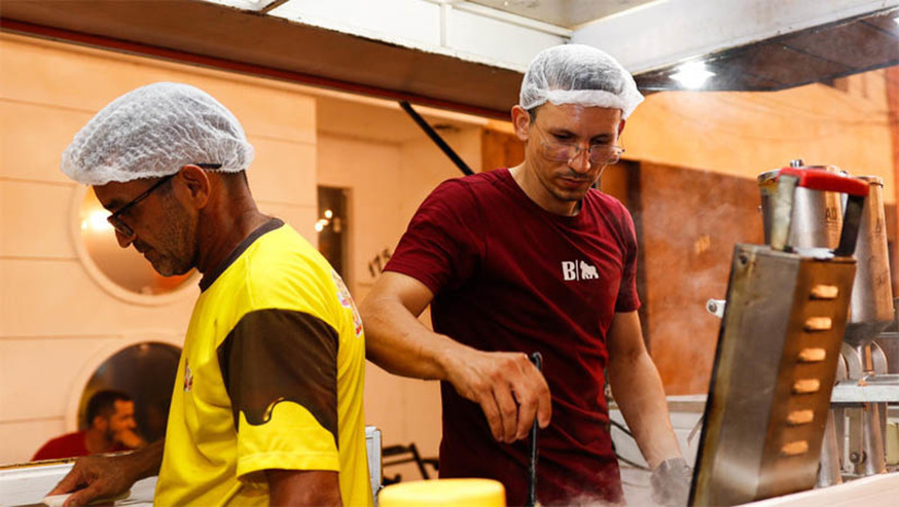 Imagem 1 - Comerciantes registram volume de vendas acima do esperado na primeira semana do “Cidadela”. Os comerciantes compartilharam feedbacks sobre a primeira semana de vendas, indicando uma recepção favorável por parte dos consumidores. "É boa, positiva, a primeira semana do evento de 2024. E espero que seja superado o de 2023, do jeito que foi essa primeira semana, vai ser com certeza", avaliou Bebeto churrus e crepes que há mais de 14 anos comercializa no MCJ. Com o sucesso da primeira semana, os comerciantes estão otimistas, planejando expandir as operações e explorar novas estratégias para aumentar ainda mais as vendas até o final do evento. Imagem 1 - Comerciantes registram volume de vendas acima do esperado na primeira semana do “Cidadela”. Os comerciantes compartilharam feedbacks sobre a primeira semana de vendas, indicando uma recepção favorável por parte dos consumidores. "É boa, positiva, a primeira semana do evento de 2024. E espero que seja superado o de 2023, do jeito que foi essa primeira semana, vai ser com certeza", avaliou Bebeto churrus e crepes que há mais de 14 anos comercializa no MCJ. Com o sucesso da primeira semana, os comerciantes estão otimistas, planejando expandir as operações e explorar novas estratégias para aumentar ainda mais as vendas até o final do evento.