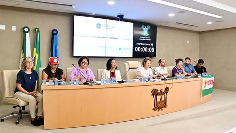 Imagem 1 -  A audiência pública reuniu autoridades públicas de nível estadual e municipal, além de representantes de sindicatos e movimentos sociais ligados à causa. A deputada Isolda Dantas deu início ao debate, reforçando que “a audiência foi agendada em parceria com a Central Única dos Trabalhadores (CUT) e os demais movimentos que constroem a pauta, a nível local e nacional. nós queremos dialogar com os movimentos sociais, governo e demais entidades da sociedade civil. O RN tem recebido um conjunto de grandes empresas, em especial de energias renováveis. Então está mais do que na hora de debatermos as questões que envolvem esse contexto”, ressaltou Isolda.