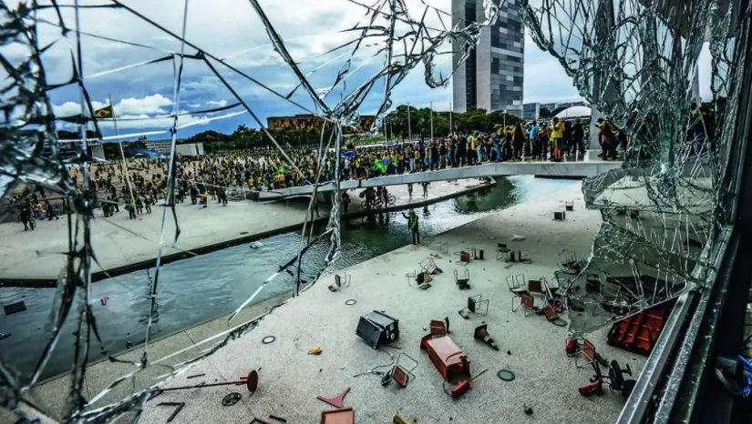 Imagem 1 -  [COLUNA ESPLANADA] A Polícia Federal descobriu que os brasileiros que fugiram para a Argentina, cientes de que seriam alvos do inquérito no STF que está cercando o bando que invadiu os palácios em Brasília no 8 de Janeiro de 2023, planejaram uma defesa conjunta. Foi uma comitiva bem organizada na fuga. Contrataram uma banca de advogados no Brasil e outra em Buenos Aires, e sonham em conseguir asilo político do presidente Javier Milei, um aliado do ex-presidente Jair Bolsonaro. Não há evidências ainda de que o político brasileiro tenha pedido algo nesse sentido ao chefe da nação argentina, mas há no grupo foragido quem fale em apoio de parlamentares bolsonaristas na demanda. Questionada pela Coluna se já acionou a Polícia Nacional – a sua equivalente hermana – para captura e deportação, a PF não respondeu ainda a reportagem.