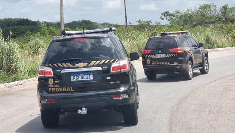 Imagem 1 -  As investigações tiveram início a partir de denúncia do então presidente do partido em desfavor de um ex-dirigente suspeito de desviar aproximadamente R$ 36 milhões. Estão sendo cumpridos sete mandados de prisão preventiva, 45 mandados de busca e apreensão em dois estados (GO e SP) e no DF, bloqueio e indisponibilidade de R$ 36 milhões e o sequestro judicial de 33 imóveis, deferidos pela Justiça Eleitoral do DF. Os atos de lavagem foram identificados por meio da constituição de empresas de fachada, aquisição de imóveis por meio de interpostas pessoas, superfaturamento de serviços prestados aos candidatos laranjas e ao partido. 
