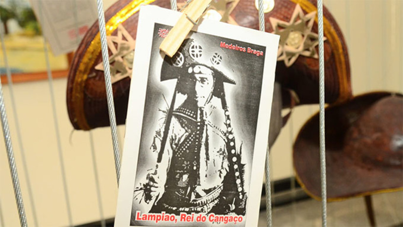 Imagem 1 -  O evento, que esta em sua vigéssima edição, faz parte da programação do XX Fórum do Cangaço III, realizado pela Sociedade Brasileira de Estudo do Cangaço.A exposição se apresenta como um incentivo a ampliação dos estudos sobre a temática do cangaço e o fortalecimento da memória e da identidade de seu povo com sua história. A exposição acontece nos dias 11 e 12 de junho no Museu Histórico Lauro da Escóssia e nos dias 13 e 15 de junho será no auditório da FAFIC - Faculdade de Filosofia e Ciências Sociais da Universidade do Estado do Rio Grande do Norte – UERN das 8h às 17h e no sábado das 8h ao meio-dia. 