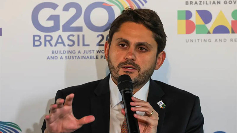 Imagem 1 - Ministro das Comunicações é indiciado por suspeita de uso indevido de recursos públicos. Juscelino Filho (União-MA) é suspeito de usar recursos públicos para realizar a pavimentação de estradas que dão acesso a propriedades de sua família na cidade de Vitorino Freire (MA). Ele foi indiciado pela Polícia Federal, nesta quarta-feira (12). Em nota, o ministro alegou que o caso não tem nenhuma relação com sua atuação à frente do Ministério das Comunicações, mas à indicação de emendas parlamentares, quando exercia o cargo de deputado federal. Imagem 1 - Ministro das Comunicações é indiciado por suspeita de uso indevido de recursos públicos. Juscelino Filho (União-MA) é suspeito de usar recursos públicos para realizar a pavimentação de estradas que dão acesso a propriedades de sua família na cidade de Vitorino Freire (MA). Ele foi indiciado pela Polícia Federal, nesta quarta-feira (12). Em nota, o ministro alegou que o caso não tem nenhuma relação com sua atuação à frente do Ministério das Comunicações, mas à indicação de emendas parlamentares, quando exercia o cargo de deputado federal.