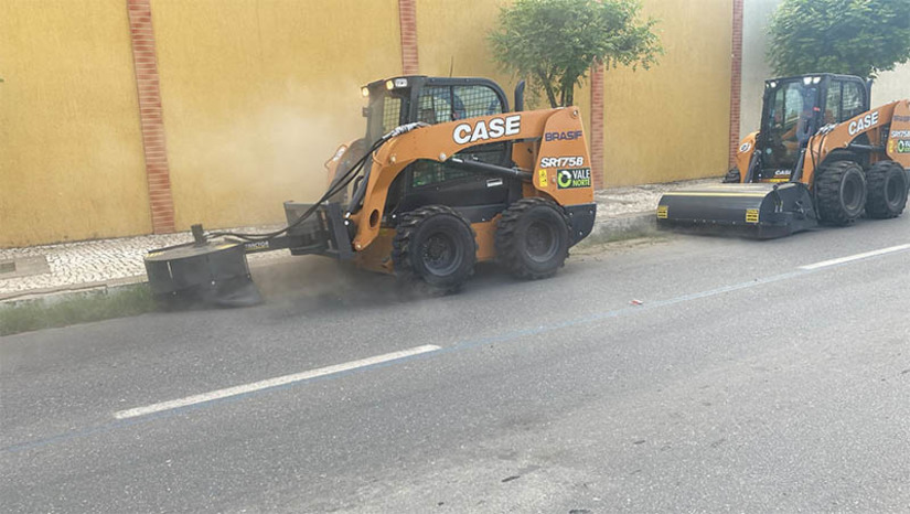 Imagem 1 -  PMM adquire novas máquinas que vão ampliar e agilizar ações de limpeza urbana. São duas maquinas Bobcat, uma fará o serviço de roço e a outra faz a varrição com capacidade de limpar para frente ou para trás e de espalhar o material uniformemente em um local e habilidades para varrer, coletar e despejar sujeira e detritos. De fácil locomoção, os equipamentos de última geração apresentam excelente desempenho e produtividade, que vão permitir ampliar os serviços de limpeza do município de Mossoró.