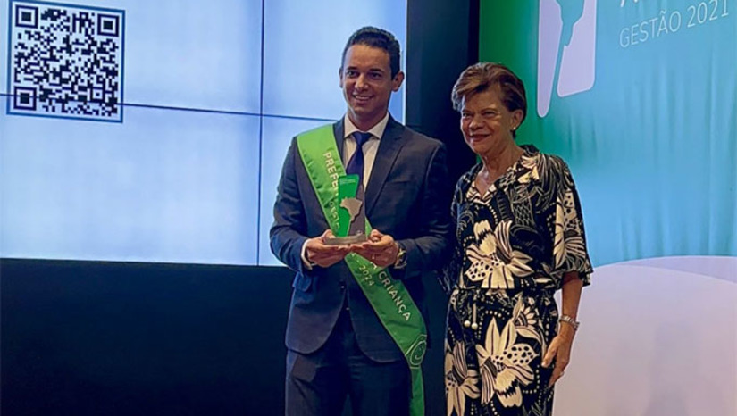 Imagem 1 -  A cerimônia de entrega do prêmio aconteceu na tarde de hoje no auditório Nereu Ramos, na Câmara dos Deputados, Praça dos Três Poderes, em Brasília/DF. O Prêmio Prefeito Amigo da Criança, que está em sua sétima edição (2021-2024), é concedido pela Fundação Abrinq, de Brasília-DF.  Os prefeitos Allyson Bezerra, de Mossoró, e Alan Silveira, de Apodi, foram pessoalmente receber a comenda, que é concedida de quatro em quatro anos para apenas 100 dos 5.570 muncípios brasileiros