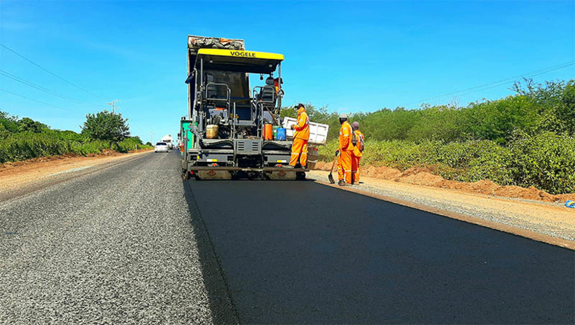 Imagem 1 -  As novas frentes de trabalho foram abertas na RN-118, entre Caicó e o município de Ipueira, passando por São João do Sabugi, numa extensão de 48 quilômetros; e o da RN-288, de Acari a Caicó, totalizando 53 quilômetros. O trabalho amplia para 10 o serviço de recuperação do piso em pontos críticos, pavimentação e sinalização em trechos rodoviários do Rio Grande do Norte.