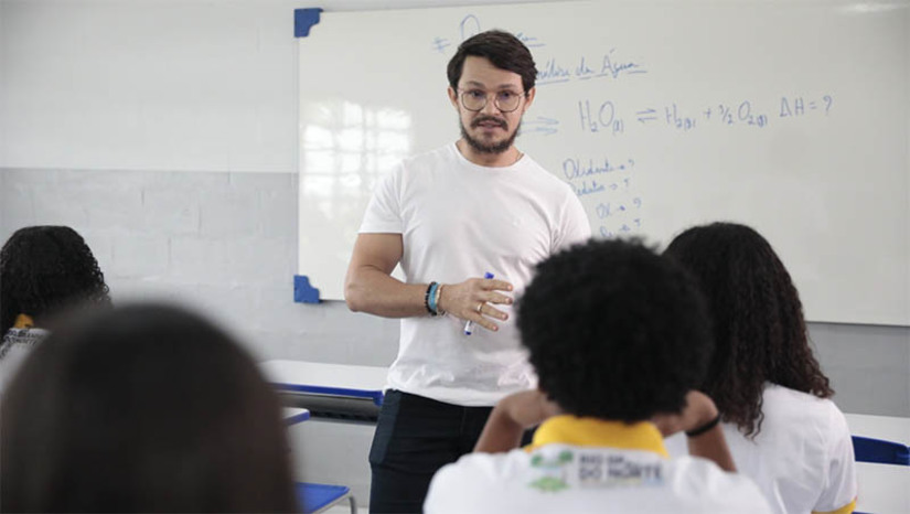 Imagem 1 -  Sancionada a Lei que estabelece a Política de Educação em Tempo Integral na rede pública do RN.  A nova legislação, proposta pelo Executivo estadual, foi aprovada por unanimidade pela Assembleia Legislativa e será publicada no Diário Oficial desta sexta-feira (14). “Com a sanção desta lei, reafirmamos nosso compromisso com a educação de qualidade e com a formação integral dos nossos jovens. A educação em tempo integral é uma estratégia fundamental para garantir melhores oportunidades para nossos estudantes e para promover a equidade e a justiça social no Rio Grande do Norte. Estamos determinados a investir cada vez mais na educação, pois acreditamos que ela é o caminho para o desenvolvimento e a transformação social”, afirmou a governadora.