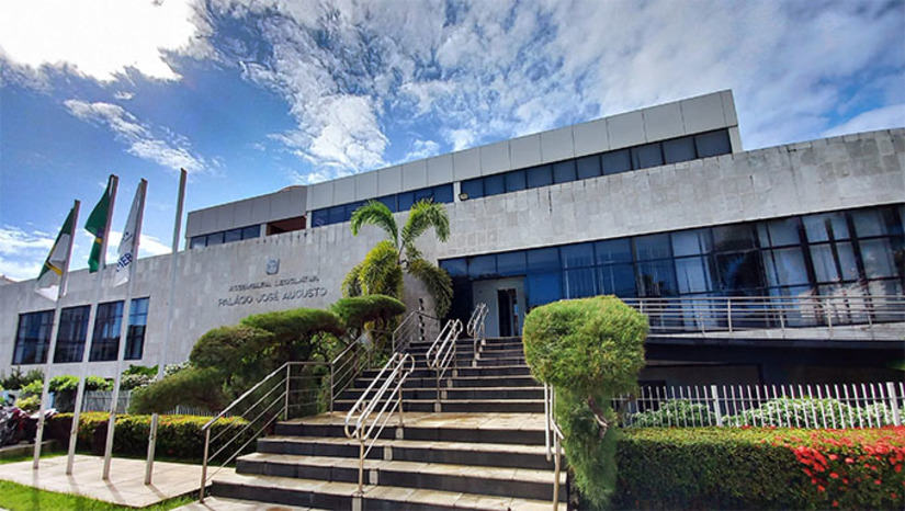 Imagem 1 - A Assembleia Legislativa (ALRN) realiza a campanha de combate ao Capacitismo, estimulando atitudes que favoreçam a acessibilidade e a inclusão. O conjunto de leis, campanhas e ações são iniciativas que estimulam atitudes que favoreçam e ampliem a acessibilidade e inclusão. Em relação à política de RH, a Coordenadoria de Gestão de Pessoas (Cogep) está comprometida em combater qualquer forma de discriminação e promover a inclusão e o respeito mútuo, garantindo que cada servidor seja tratado com dignidade, justiça e empatia, independente de suas capacidades ou limitações. Imagem 1 - A Assembleia Legislativa (ALRN) realiza a campanha de combate ao Capacitismo, estimulando atitudes que favoreçam a acessibilidade e a inclusão. O conjunto de leis, campanhas e ações são iniciativas que estimulam atitudes que favoreçam e ampliem a acessibilidade e inclusão. Em relação à política de RH, a Coordenadoria de Gestão de Pessoas (Cogep) está comprometida em combater qualquer forma de discriminação e promover a inclusão e o respeito mútuo, garantindo que cada servidor seja tratado com dignidade, justiça e empatia, independente de suas capacidades ou limitações.