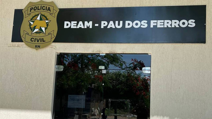 Imagem 1 -  Professora de Rafael Fernandes é indiciada por promover festas e fornecer bebida alcoólica adolescentes. As investigações, realizadas pela Deam de Pau dos Ferros, apontaram que a professora, de 33 anos, realizava as festas em sua própria casa, com a presença de dezenas de alunos, e o fornecimento de uma variedade de bebidas alcoólicas. Além das provas encontradas no celular da suspeita, foram ouvidos depoimentos de alguns estudantes que participavam dos eventos. A polícia civil representou pela suspensão da função pública, o que foi deferido pelo Poder Judiciário e a servidora segue afastada das suas funções, até que a justiça conclua o caso.