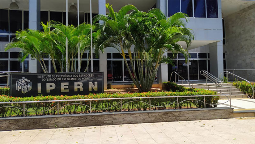 Imagem 1 - Decisão do STF garante aposentadoria pelo Ipern a servidores do RN que entraram sem concurso. A medida beneficia mais de 3 mil servidores do Governo do Rio Grande do Norte. A decisão encerra a discussão que envolvia a decisão emitida no ano passado pelo Tribunal de Contas do Estado (TCE), que estabelecia a data-limite de 25 de abril para que servidores contratados sem concurso se aposentassem pelo Instituto de Previdência dos Servidores Estaduais (Ipern). Após a data, os trabalhadores teriam de se aposentar pelo Regime Geral de Previdência Social (RGPS), por meio do Instituto Nacional do Seguro Social (INSS). Imagem 1 - Decisão do STF garante aposentadoria pelo Ipern a servidores do RN que entraram sem concurso. A medida beneficia mais de 3 mil servidores do Governo do Rio Grande do Norte. A decisão encerra a discussão que envolvia a decisão emitida no ano passado pelo Tribunal de Contas do Estado (TCE), que estabelecia a data-limite de 25 de abril para que servidores contratados sem concurso se aposentassem pelo Instituto de Previdência dos Servidores Estaduais (Ipern). Após a data, os trabalhadores teriam de se aposentar pelo Regime Geral de Previdência Social (RGPS), por meio do Instituto Nacional do Seguro Social (INSS).