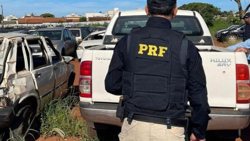Imagem 1 -  PRF realizará novo leilão online de veículos apreendidos no Rio Grande do Norte. O leilão acontecerá nos dias 25 e 26 de junho. Serão colocados à venda 494 veículos, distribuídos em 241 lotes com veículos conservados e 95 em lotes de sucatas, podendo sofrer alterações quantitativas até o momento da realização do leilão. O edital do leilão com detalhes dos veículos, locais de visitação, lances iniciais, imagens dos lotes e direitos e responsabilidades dos arrematantes está disponível no site do leiloeiro, MN Leilão. As visitações estarão disponíveis nos dias 19, 20 e 21 de junho de 2024.