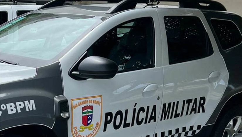 Imagem 1 - Agricultor tem a mão decepada após discussão no município de Baraúna. O caso aconteceu na tarde do sábado (15), no Centro da cidade. De acordo com informações do subtenente Almeida, Francisco Reginaldo da Silva teria se desentendido com um homem identificado apenas como “Eriverton”. Durante a discussão, este último agrediu a vítima com uma espécie de foice, decepando sua mão direita. Francisco foi socorrido para o hospital da cidade e, em seguida, transferido para o HRTM em Mossoró. O suspeito não foi localizado. Imagem 1 - Agricultor tem a mão decepada após discussão no município de Baraúna. O caso aconteceu na tarde do sábado (15), no Centro da cidade. De acordo com informações do subtenente Almeida, Francisco Reginaldo da Silva teria se desentendido com um homem identificado apenas como “Eriverton”. Durante a discussão, este último agrediu a vítima com uma espécie de foice, decepando sua mão direita. Francisco foi socorrido para o hospital da cidade e, em seguida, transferido para o HRTM em Mossoró. O suspeito não foi localizado.