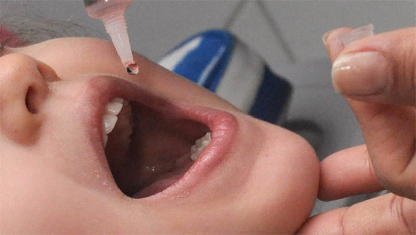 Imagem 1 -  Campanha de vacinação contra poliomielite é prorrogada até 30 de junho. A vacinação é a única forma de prevenção da doença, que não é detectada no país desde 1989. A campanha é voltada para crianças menores de cinco anos. A poliomielite (paralisia infantil) é uma doença contagiosa aguda causada por vírus que pode infectar crianças e adultos, por meio do contato direto com fezes ou com secreções eliminadas pela boca das pessoas doentes e, em casos graves, pode acarretar paralisia nos membros inferiores. Em mossoró, a vacinação acontece de segunda a sexta-feira, das 7h às 11h e das 13h às 17h, nas UBSs e pontos extras.