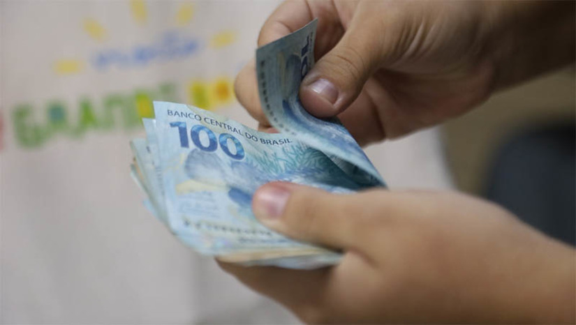 Imagem 1 - Pagamento de junho dos servidores do RN começa a ser realizado hoje (20). Recebem nesta quinta-feira aqueles que ganham até R$ 4 mil (bruto) e os servidores da Segurança Pública. Ao todo, serão pagos R$ 193 milhões, beneficiando 56 mil pessoas. Já os servidores que ganham acima de R$ 4 mil (bruto), além dos lotados em órgãos que possuem arrecadação própria, receberão os vencimentos integralmente no final do mês. Ao todo, a folha total de pagamento para junho é de R$ 801 milhões. Imagem 1 - Pagamento de junho dos servidores do RN começa a ser realizado hoje (20). Recebem nesta quinta-feira aqueles que ganham até R$ 4 mil (bruto) e os servidores da Segurança Pública. Ao todo, serão pagos R$ 193 milhões, beneficiando 56 mil pessoas. Já os servidores que ganham acima de R$ 4 mil (bruto), além dos lotados em órgãos que possuem arrecadação própria, receberão os vencimentos integralmente no final do mês. Ao todo, a folha total de pagamento para junho é de R$ 801 milhões.