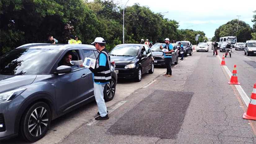 Imagem 1 - Mais de 795 mil automóveis no RN estão circulando com o Licenciamento Veicular 2024 vencido. Dados coletados pela Subcoordenadoria de Informática do Detran, constatam que 752.227 mil veículos do RN estão com a taxa de licenciamento em dia, ou seja, cerca de 52% da frota apta a pagar esse tipo de débito. Porém, 795.185 mil automóveis estão circulando com o débito vencido, o que corresponde a 48% do total de veículos cadastrados no Estado. Imagem 1 - Mais de 795 mil automóveis no RN estão circulando com o Licenciamento Veicular 2024 vencido. Dados coletados pela Subcoordenadoria de Informática do Detran, constatam que 752.227 mil veículos do RN estão com a taxa de licenciamento em dia, ou seja, cerca de 52% da frota apta a pagar esse tipo de débito. Porém, 795.185 mil automóveis estão circulando com o débito vencido, o que corresponde a 48% do total de veículos cadastrados no Estado.