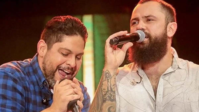 Imagem 1 - Fãs aguardam ansiosos por show da dupla Jorge & Mateus na Estação das Artes. O show da dupla goiana acontece nesta quinta-feira (20), no Mossoró Cidade Junina, após um hiato de quase dez anos sem apresentações na cidade. “Eu acho que o sentimento de qualquer fã da dupla tá sendo o mesmo, uma mistura de ansiedade com alegria, porque saber que eles vão fazer show aqui na cidade, depois de tanto tempo, é muito bom”, disse a publicitária Larissa Franco. Além de Jorge & Mateus, também sobem ao palco da Estação na noite de hoje os cantores Rey Vaqueiro, Ávine Vinny e Maycon Miller; confira a programação completa no MCJ nesta quinta. Imagem 1 - Fãs aguardam ansiosos por show da dupla Jorge & Mateus na Estação das Artes. O show da dupla goiana acontece nesta quinta-feira (20), no Mossoró Cidade Junina, após um hiato de quase dez anos sem apresentações na cidade. “Eu acho que o sentimento de qualquer fã da dupla tá sendo o mesmo, uma mistura de ansiedade com alegria, porque saber que eles vão fazer show aqui na cidade, depois de tanto tempo, é muito bom”, disse a publicitária Larissa Franco. Além de Jorge & Mateus, também sobem ao palco da Estação na noite de hoje os cantores Rey Vaqueiro, Ávine Vinny e Maycon Miller; confira a programação completa no MCJ nesta quinta.