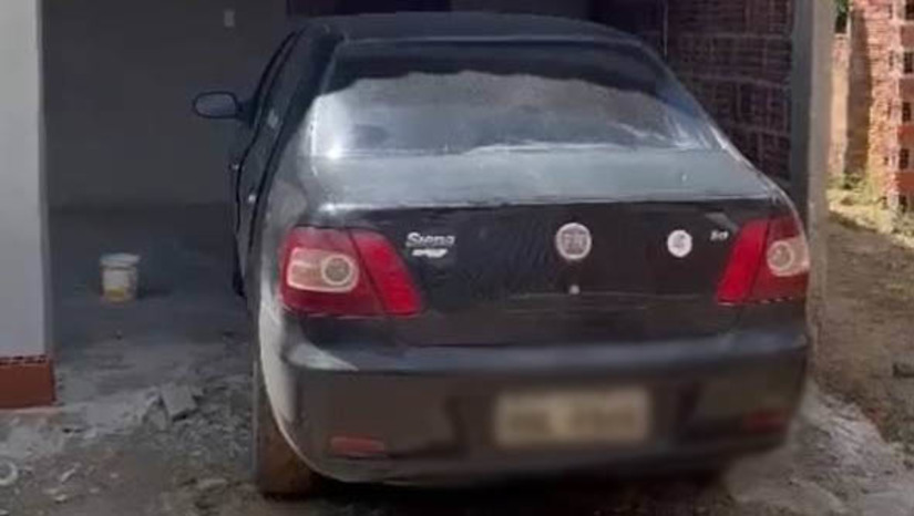 Imagem 1 - Carro de aplicativo que vinha sendo usado em assaltos em Mossoró é recuperado. O veículo foi recuperado pela equipe da Defur. Segundo informações da polícia civil, o condutor do carro, um trabalhador, foi rendido por três homens armados, no bairro Abolição e obrigado a dirigir o veículo para que o trio cometesse outros roubos pela cidade. No entanto, durante o primeiro roubo, o condutor conseguiu escapar. Os criminosos então seguiram cometendo os crimes sem ele. O veículo foi encontrado em uma casa abandonada no bairro Santo Helena. As investigações continuam com o objetivo de identificar e prender todos os integrantes da associação criminosa responsável pelos roubos. Imagem 1 - Carro de aplicativo que vinha sendo usado em assaltos em Mossoró é recuperado. O veículo foi recuperado pela equipe da Defur. Segundo informações da polícia civil, o condutor do carro, um trabalhador, foi rendido por três homens armados, no bairro Abolição e obrigado a dirigir o veículo para que o trio cometesse outros roubos pela cidade. No entanto, durante o primeiro roubo, o condutor conseguiu escapar. Os criminosos então seguiram cometendo os crimes sem ele. O veículo foi encontrado em uma casa abandonada no bairro Santo Helena. As investigações continuam com o objetivo de identificar e prender todos os integrantes da associação criminosa responsável pelos roubos.