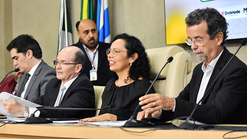 Imagem 1 - A audiência pública foi proposta pela deputada estadual Divaneide Basílio (PT), com a presença do DNIT e da Secretaria Estadual de infraestrutura. Em sua exposição, o diretor-executivo do DNIT, Carlos Antônio Rocha de Barros, explicou que, dos 1.546 quilômetros de rodovias federais que cortam o Rio Grande do Norte, 90% são consideradas boas ou regulares, enquanto 10% são consideradas ruins ou péssimas. De acordo com o diretor, em um ano e meio, o DNIT já investiu aproximadamente R$ 380 milhões, valor maior do que a soma dos três anos anteriores. Imagem 1 - A audiência pública foi proposta pela deputada estadual Divaneide Basílio (PT), com a presença do DNIT e da Secretaria Estadual de infraestrutura. Em sua exposição, o diretor-executivo do DNIT, Carlos Antônio Rocha de Barros, explicou que, dos 1.546 quilômetros de rodovias federais que cortam o Rio Grande do Norte, 90% são consideradas boas ou regulares, enquanto 10% são consideradas ruins ou péssimas. De acordo com o diretor, em um ano e meio, o DNIT já investiu aproximadamente R$ 380 milhões, valor maior do que a soma dos três anos anteriores.