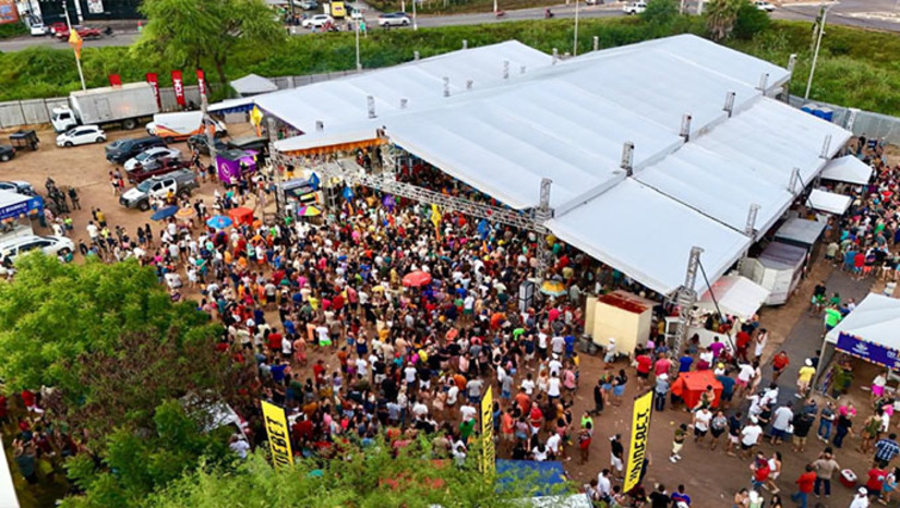 Imagem 1 - No Polo Estação das Artes Poeta Elizeu Ventania, sobem ao palco, neste sábado (22), as atrações Forró dos Contatinhos, Swellen Pimentel, Michele Andrade, Zé Cantor e Leonardo. Já no Arraiá do Povo, onde a festa começa mais cedo, se apresentam neste sábado Thyalis Martins, Lairton e Seus Teclados e Junior Vianna. No domingo (23), encerrando a temporada de shows no polo que conquistou mais uma vez o coração dos mossoroenses e turistas, tem show com Forrozão de Antigamente Retrô, Gigantes do Arrocha, Lagosta Bronzeada e Ferro na Boneca. As atividades também seguem no Polo Igreja São João, Circo do Forró, Cidadela, Polo Poeta Antônio Francisco, Chuva de Bala e Festival de Quadrilhas. Confira: Imagem 1 - No Polo Estação das Artes Poeta Elizeu Ventania, sobem ao palco, neste sábado (22), as atrações Forró dos Contatinhos, Swellen Pimentel, Michele Andrade, Zé Cantor e Leonardo. Já no Arraiá do Povo, onde a festa começa mais cedo, se apresentam neste sábado Thyalis Martins, Lairton e Seus Teclados e Junior Vianna. No domingo (23), encerrando a temporada de shows no polo que conquistou mais uma vez o coração dos mossoroenses e turistas, tem show com Forrozão de Antigamente Retrô, Gigantes do Arrocha, Lagosta Bronzeada e Ferro na Boneca. As atividades também seguem no Polo Igreja São João, Circo do Forró, Cidadela, Polo Poeta Antônio Francisco, Chuva de Bala e Festival de Quadrilhas. Confira: