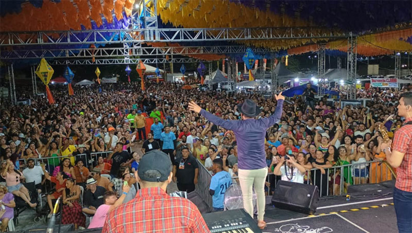 Imagem 1 - Lagosta Bronzeada e Ferro na Boneca atraem multidão ao último dia de “Arraiá do Povo” em 2024. O grande público presente no parque de exposições Armando Buá, neste domingo (23), consolidou o sucesso do Polo Arraiá do Povo, que encerrou suas atividades no Mossoró Cidade Junina 2024. “Foi realmente uma multidão, a gente só tem a agradecer. Estávamos comentando agora que estar aqui é maravilhoso, porque Mossoró é uma cidade que realmente sabe movimentar o São João de todas as formas. Há vários eventos em um só, assim, tudo muito bem feito. Quero estar aqui ano que vem”, agradeceu Lana Gama, vocalista de Lagosta Bronzeada. Imagem 1 - Lagosta Bronzeada e Ferro na Boneca atraem multidão ao último dia de “Arraiá do Povo” em 2024. O grande público presente no parque de exposições Armando Buá, neste domingo (23), consolidou o sucesso do Polo Arraiá do Povo, que encerrou suas atividades no Mossoró Cidade Junina 2024. “Foi realmente uma multidão, a gente só tem a agradecer. Estávamos comentando agora que estar aqui é maravilhoso, porque Mossoró é uma cidade que realmente sabe movimentar o São João de todas as formas. Há vários eventos em um só, assim, tudo muito bem feito. Quero estar aqui ano que vem”, agradeceu Lana Gama, vocalista de Lagosta Bronzeada.